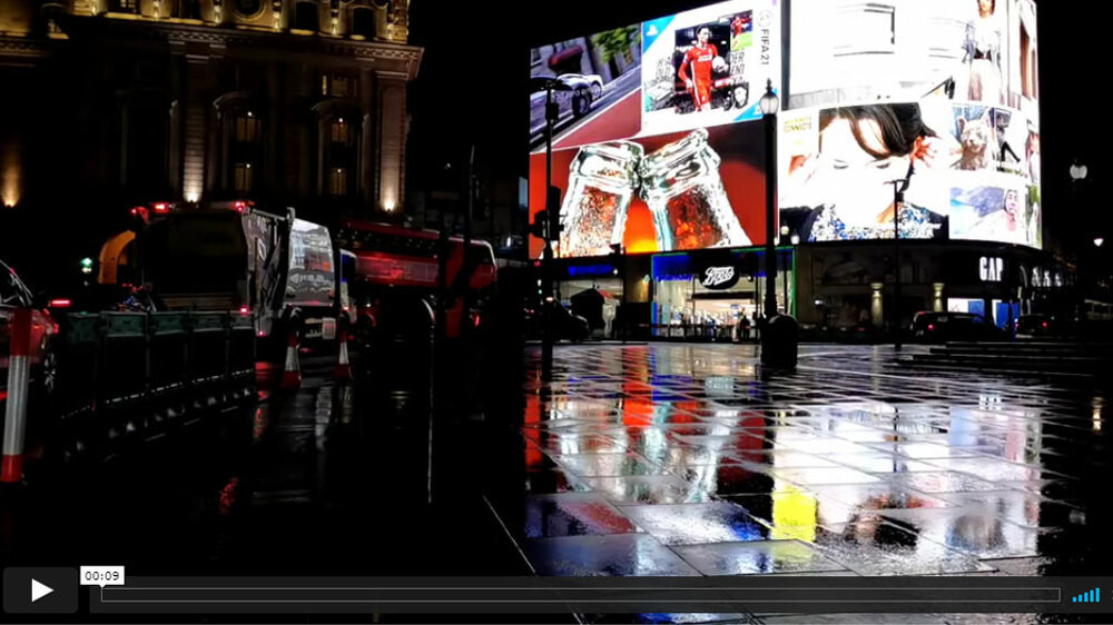 the-electronic-billboards-at-night-in-piccadily-circus