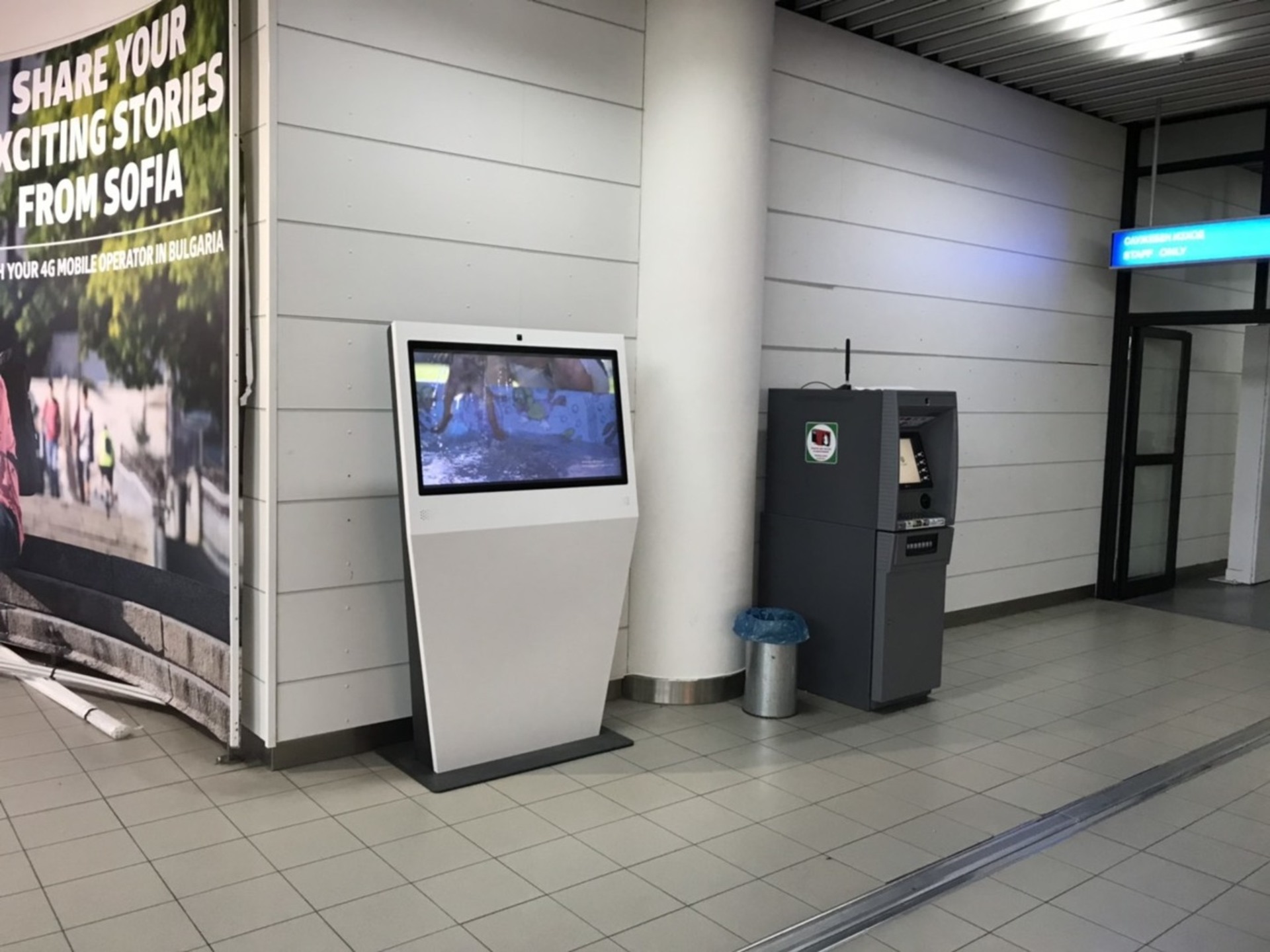 Digitale Stele für Check-in mit dem Handy am Flughafen.