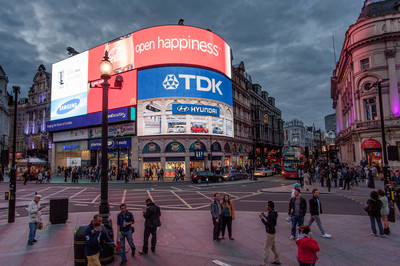 Open_Happiness_Piccadilly_Circus_Blue-Pink_Hour_120917-1126-jikatu